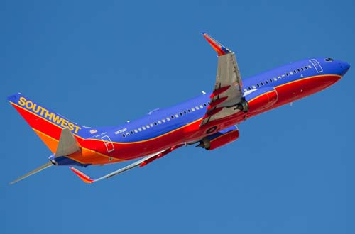 Sinh con trên máy bay. Một người phụ nữ trên chuyến bay của hãng Southwest Airlines đi từ San Francisco đến Arizona đã bất ngờ sinh con. Những hành khách không nhận ra chuyện gì cho đến khi nghe tiếng trẻ con khóc, và một hành khách khác đã cắt rốn cho em bé bằng chiếc kéo lén mang lên máy bay. Rất may mắn là mẹ tròn con vuông.