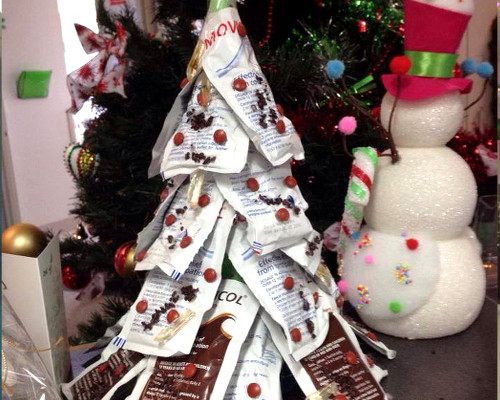 Những vỏ túi thuốc Movicol được bệnh viện tư nhân Newcastle tận dụng làm cây thông vô cùng độc đáo.