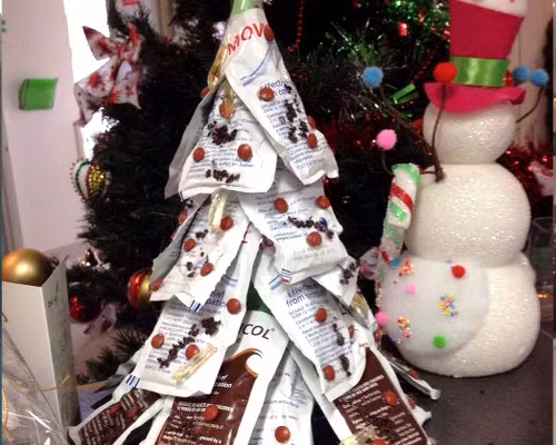 Những vỏ túi thuốc Movicol được bệnh viện tư nhân Newcastle tận dụng làm cây thông vô cùng độc đáo.