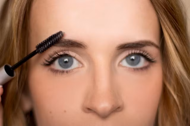 Dùng gel kẻ lông mày. Một trong những sai lầm khi make up đi tập thể dục là dùng chì kẻ mày. Nó sẽ làm cho lông mày của bạn trông giả khi mồ hôi chảy xuống. Ngược lại gel lông mày sẽ quyện vào các sợi lông mày rất khó phát hiện.