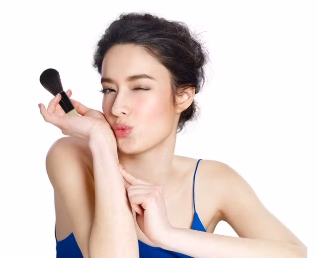 Kem BB. Hãy bỏ qua kem nền và chỉ dùng kem lót BB, nó sẽ làm cho gương mặt nhẹ nhàng hơn, các lỗ chân lông cũng không bị bít quá dày.