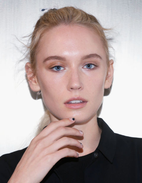 Trang điểm màu mắt hoàng hôn. Tông màu mắt hoàng hôn chưa bao giờ hết mốt. Rất nhiều nghệ sỹ và chuyên gia trang điểm dự đoán màu mắt này sẽ còn tung hoành trong năm 2016.