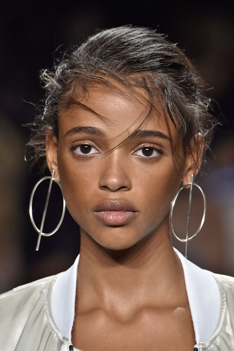 Trang điểm tàn nhang. Những nốt tàn nhang quyền lực mới rộ lên vài tháng nay và sẽ kéo dài qua năm mới. Bạn có thể tự chấm bằng bút chì kẻ mắt hoặc dùng miếng dán tàn nhang của một công ty mỹ phẩm mới tung ra thị trường vào tháng 11 vừa qua.