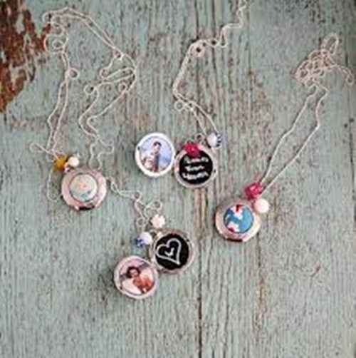 Một chiếc vòng cổ. Vòng cổ có thể kết hợp được nhiều loại trang phục và dễ dàng để bạn truyền đạt phong cách. Hãy chọn một chiếc vòng cổ màu đơn đậm hoặc nhạt để dễ kết hợp với nhiều loại trang phục.