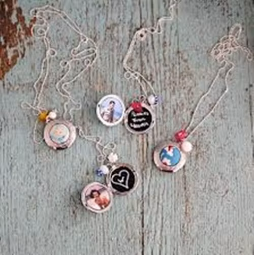 Một chiếc vòng cổ. Vòng cổ có thể kết hợp được nhiều loại trang phục và dễ dàng để bạn truyền đạt phong cách. Hãy chọn một chiếc vòng cổ màu đơn đậm hoặc nhạt để dễ kết hợp với nhiều loại trang phục.