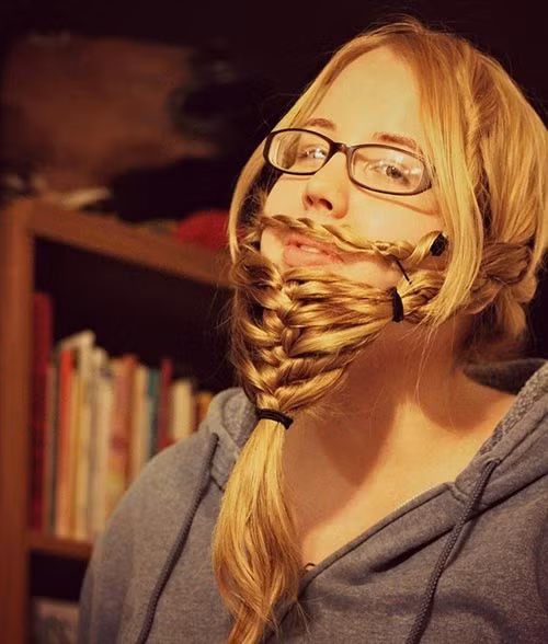 Xu hướng này đang làm mưa làm gió trên instagram với các kiểu râu phong phú đa dạng và màu sắc.