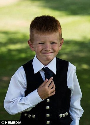 Điều này thật khó cho gia đình cậu bé bởi cậu là con thứ 2 trong gia đình phải nằm bệnh viện. Anh trai George, 8 tuổi cũng đang phải trải qua ca mổ tách 2 ngón tay dính liền bẩm sinh. Người cha, trụ cột gia đình lại đang làm việc vất vả ở châu Phi và chỉ còn mẹ cùng 2 con chống lại bệnh tật.