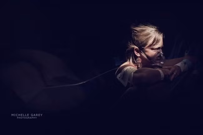 Nhiếp ảnh gia đã chụp được khoảnh khắc người mẹ đang cố gắng rặn đưa con ra ngoài. Trên gương mặt của người mẹ thể hiện lòng quyết tâm, can đảm và sức mạnh khi chuyển dạ.