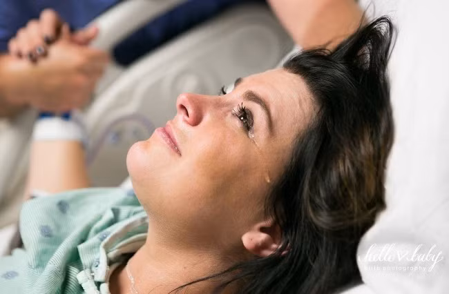 Hình ảnh người mẹ trào nước mắt chờ đợi tiếng khóc chào đời của đứa con bé bỏng trong khi lo sợ em bé đã hít phải phân su.