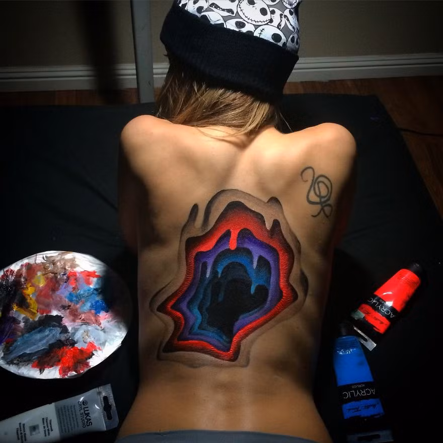 Niềm đam mê được thể hiện ngay trên lưng của cô bạn gái chỉ bằng một bộ màu acrylic, bảng vẽ và cọ.