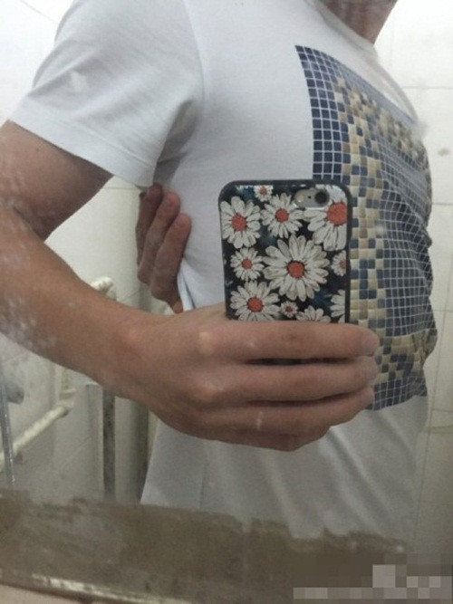 Không chỉ phái nữ, các chàng trai cũng hài hước làm theo phong trào này.