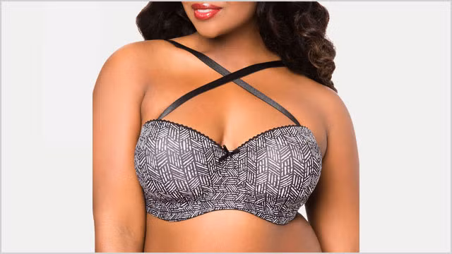 Convertible Bra. Là những chiếc áo lót cúp ngực, phù hợp với những chiếc váy có phần ren xuyên thấu ở ngực hay những chiếc áo khoét sâu tận nửa ngực. Chiếc áo này có phần dây mỏng được kéo dài xuống tận lưng dưới và được xếp lại giống như áo của các vũ công ballet nên nó sẽ vô cùng tinh tế, quyến rũ, giúp bạn giấu “nhẹm” phần dây dưới lớp áo hở lưng.