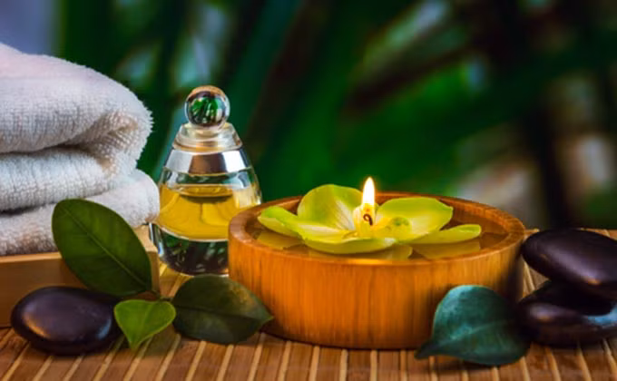 Vào mùa đông, bạn nên massage da mặt bằng các loại dầu nóng hoặc trà ấm sẽ có tác dụng tốt hơn.