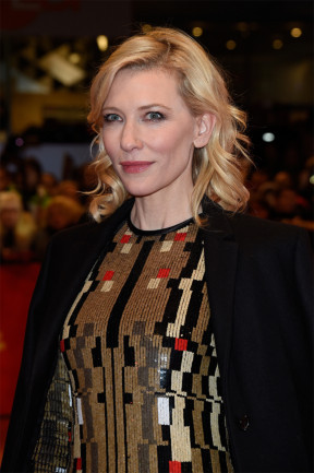 Làn da mịn màng như Cate Blanchett. Trong khi nhiều diễn viên dựa vào trang điểm đậm thì Cate luôn chọn phong cách trang điểm nhẹ nhàng. Để có một khuôn mặt như vậy, cô tiết lộ luôn làm sạch da ban đêm và dùng serum chứa chất chống oxy hóa, chất giữ ẩm và chống nắng ban ngày.