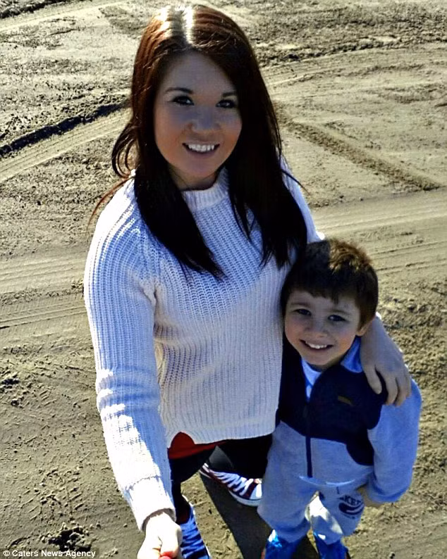 Bà mẹ trẻ người Anh đã suýt chết vì nhiễm độc băng vệ sinh do dùng tampon. Hậu quả để lại khiến cô bị mất trí nhớ, thậm chí không còn nhận ra con trai mình.