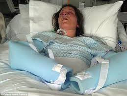 Deborah Usher được chỉ định chụp CT. Bác sĩ phát hiện cô có một khối u nang buồng trứng lớn. Vì vậy cô đã phẫu thuật khẩn cấp để loại bỏ u nang, ống dẫn trứng và buồng trứng của cô.