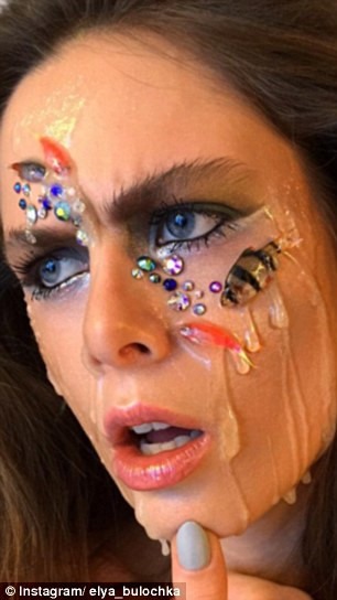 Những nhà hoạt động vì quyền động vật sục sôi phản đối về những hình ảnh này. Họ tuyên bố, để phục vụ cho việc làm đẹp, những con cá bị giết chết là quá tàn nhẫn. Chỉ có ai ngu ngốc đi giết loài vật như thế.