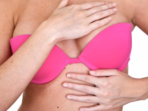 Tránh xa việc cấy ghép ngực. Bất cứ hoạt động cấy ghép ngực nào cũng sẽ ảnh hưởng đến sức khỏe của bạn. Vì thế mà để giữ cho khuôn ngực khỏe mạnh, việc tránh xa các sản phẩm hóa học đối với mỗi cô gái là cần thiết.