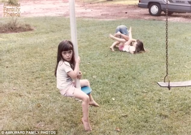 Một phụ nữ khác chia sẻ bức ảnh chụp thời thơ ấu, mình ngồi chơi xích đu còn hai em của mình đang chiến đấu rất quyết liệt.