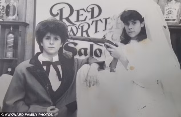 Trong khi bức ảnh này, đôi chị em gái ăn mặc như cô dâu chú rể và đóng cảnh chụp ảnh cưới “bạo lực” trong một studio.