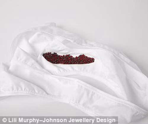 Lấy cảm hứng từ màu máu nguyệt san, nhà thiết kế 22 tuổi này đã sáng tạo ra bộ trang sức độc nhất vô nhị có tên là On the Rag, với nhiều loại đá quý màu đỏ.