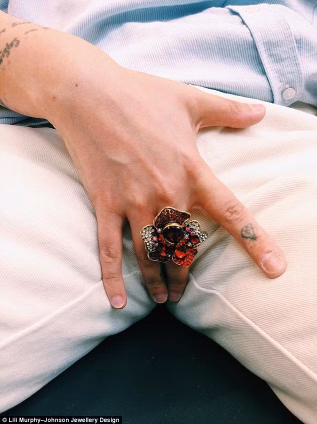 Trong hình ảnh quảng cáo, những đồ trang sức này được đeo hoặc gắn lên trang phục của phụ nữ. Nhiều người cho rằng, chúng không tượng trưng cho kinh nguyệt bởi bạn có thể gắn bất cứ đâu.