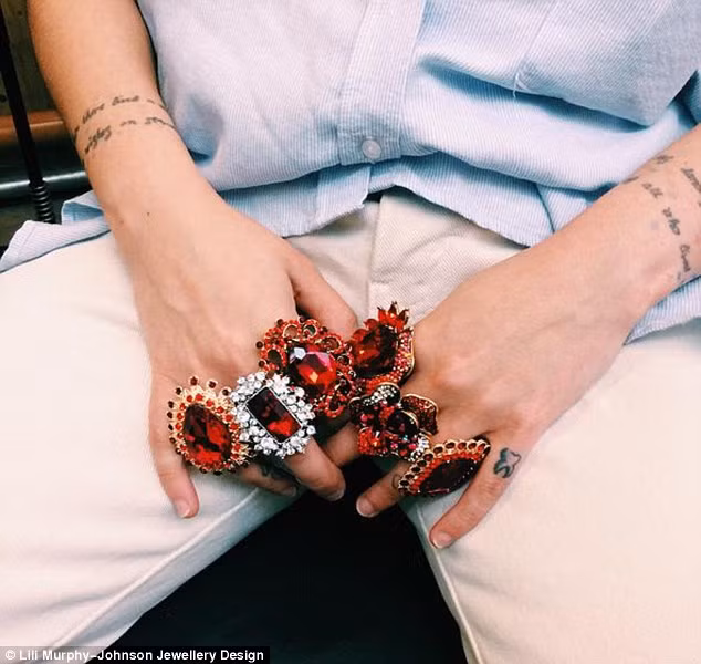 Cô thiết kế chiếc vòng cổ với ý nghĩa tượng trưng là sự bất ổn của thời gian tiền kinh nguyệt.