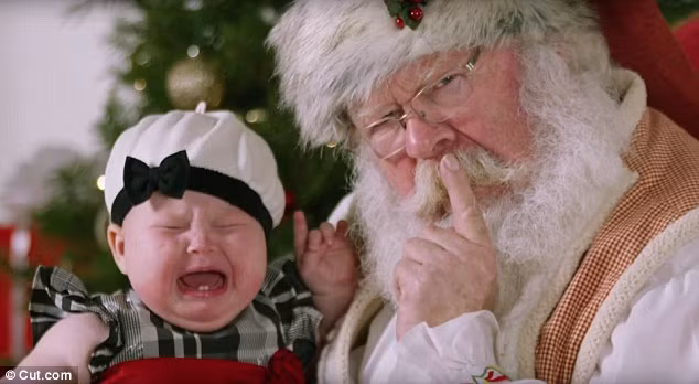 Bé gái sợ bộ râu trắng của ông già Noel đến mức khóc rơi cả ti giả.