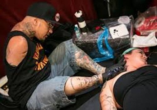 Brian đã được công nhận là nghệ sỹ xăm mình cách đây 11 năm, thế nhưng anh thực sự khó tìm được công việc trong cửa hàng bởi họ không hề tin rằng anh có thể làm được.