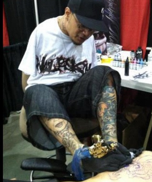 Anh Brian Tagalog, 27 tuổi sinh ra đã không có tay. Thế nhưng, anh không bao giờ để khiếm khuyết của mình điều khiển cuộc sống. Anh học làm mọi thứ bằng đôi chân của mình như lái xe, lái máy bay thậm chí học bộ môn nghệ thuật như xăm hình.