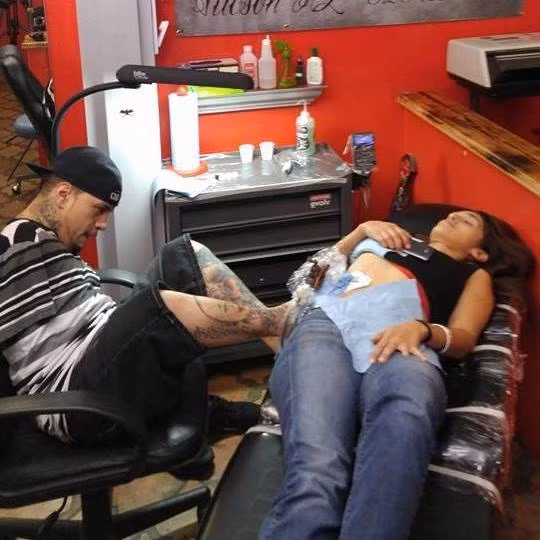 Quê gốc của anh ở Honoluli, Hawaii và sau này chuyển đến Arizona, Mỹ. Anh luôn tỏ ra là một người có nghị lực khi học đại học danh tiếng Arizona. Sau đó, đam mê xăm mình, anh đã quyết tâm thành một nghệ sỹ xăm hình chuyên nghiệp.