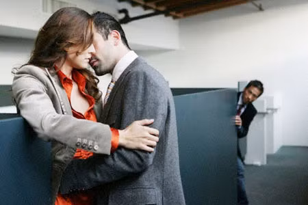 Bất luận bạn ứng xử thế nào, cô ấy sẽ đưa ra giải pháp chia tay. Điều này có thể khẳng định, bạn đang có nguy cơ “bị mọc sừng”. 