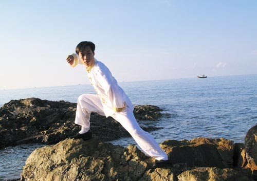 Thái cực quyền. Loại thể dục của Trung Quốc kết hợp chuyển động cơ thể nhẹ nhàng với thiền định và hơi thở. Thái cực quyền cải thiện giấc ngủ, ngăn ngừa chấn thương. Nhiều phụ nữ ung thư vú thường xuyên khó ngủ cũng nhờ những bài tập này có thể cải thiện giấc ngủ. Hãy tập những bài thái cực quyền 15-20 phút mỗi buổi sáng.