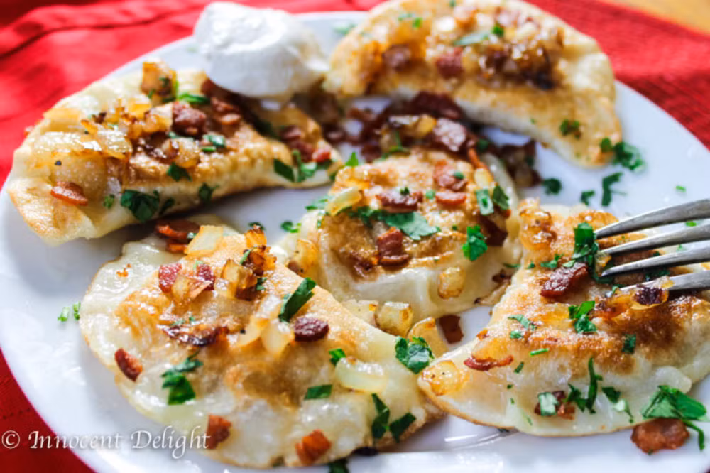 Bánh bao Pierogi, Ba Lan. Là một trong những món bánh đặc trưng của đất nước Ba Lan, bánh Pierogi có hình dạng gần giống như bánh gối của Việt Nam, nhưng vỏ bánh Pierogi lại xốp giòn hơn và nhân cũng được thay thế bằng khoai tây và phô mai.