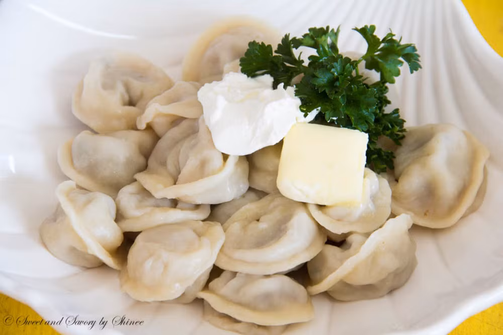 Bánh bao Pelmeni, Nga. Ngoài nhân thịt và rau, loại bánh bao này còn có thể ẩn dấu những đồ vật mang lại may mắn cho người ăn như xu thì bạn sẽ trở nên giàu có, ớt sẽ có tình yêu trong tương lai gần…