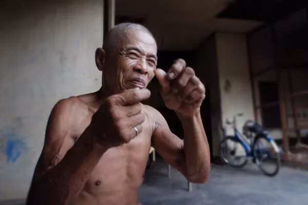 Lý do là ở ngôi làng này, số lượng khiếm thính cao hơn trung bình của thế giới 15 lần, trong quá khứ thậm chí còn nhiều hơn. Theo thời gian, dân làng ưu tiên phát triển ngôn ngữ ký hiệu riêng và nó được truyền qua nhiều thế kỷ.