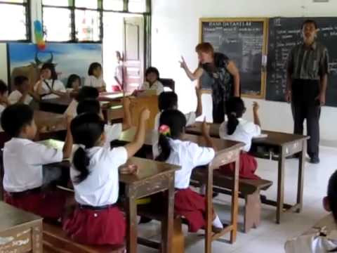 Hiện nay, thế hệ trẻ của ngôi làng này bắt đầu sử dụng các phương tiện truyền thông xã hội và một số họ đã vào trường nội trú khiếm thính để tương tác với xã hội bên ngoài. Mặc dù vậy, trong làng cũng chỉ 5 người biết chữ.