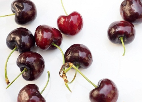 Nấu với anh đào. Các nhà nghiên cứu tại đại học Michigan, Mỹ đã nhận thấy, việc thêm anh đào vào thịt bò trước khi chiên có thể giảm HCAs đến 69-78,5%. Bạn hãy thử ngâm thịt với một ít bột anh đào trước khi nấu.