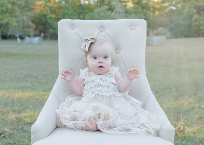 Khi cô bé Dina, em gái của Julie Wilson qua đời cách đây 4 năm do bệnh suy tim sung huyết vì hội chứng down thì cô gần như mất đi một người quan trọng trong cuộc sống. Dina bị hội chứng down nhưng cả gia đình họ không bao giờ xem cô là một gánh nặng.