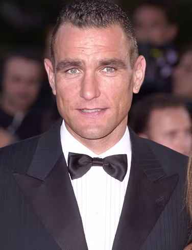 Kể từ khi giải nghệ, Vinnie Jones theo lĩnh vực điện ảnh và có sự nghiệp diễn xuất thành công rực rỡ với nhiều vai diễn nổi bật như Pele trong “Escape”, Didier Drogba trong “Vertigo”…