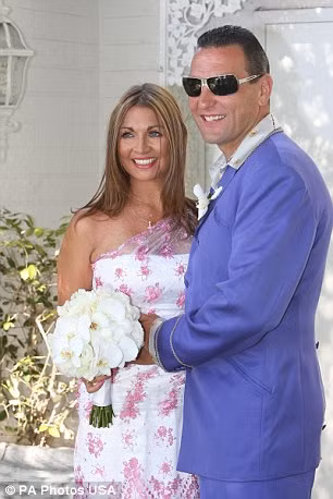 “Ung thư là từ khủng khiếp nhất mà tôi từng nghe. Nó còn đáng sợ hơn cả những cầu thủ đáng gờm trên sân cỏ”, cựu cầu thủ tuyển Chelsea tâm sự. 