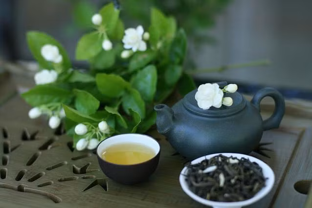 Trà nhài. Nếu đứng cạnh một người uống cà phê mà bạn dùng trà nhài thì sẽ tỏ rõ sự khác biệt. Trà nhài, hoặc các loại trà thảo dược sẽ làm cho cơ thể của bạn tỏa mùi hương ngào ngạt.