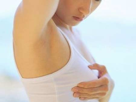 Nhũ hoa bị lận vào trong. Dấu hiệu tưởng chừng như đơn giản này có thể là một dạng ung thư nhũ hoa, tuy nhiên nó cũng là một dạng bệnh da lành tính khác. Triệu chứng đi kèm có thể ngứa vùng da xung quanh, xuất hiện lớp vảy đôi khi rỉ máu.