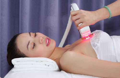 Xuất hiện những vết chàm, mẩn như eczecma. Nếu đầu nhũ hoa bị lở loét hoặc vẩy nến thì có thể khối u phát triển trên bề mặt da hoặc khối u trong núi đôi. Ngay khi phát hiện có dấu hiệu này thì bạn nên đi khám bác sỹ gấp.