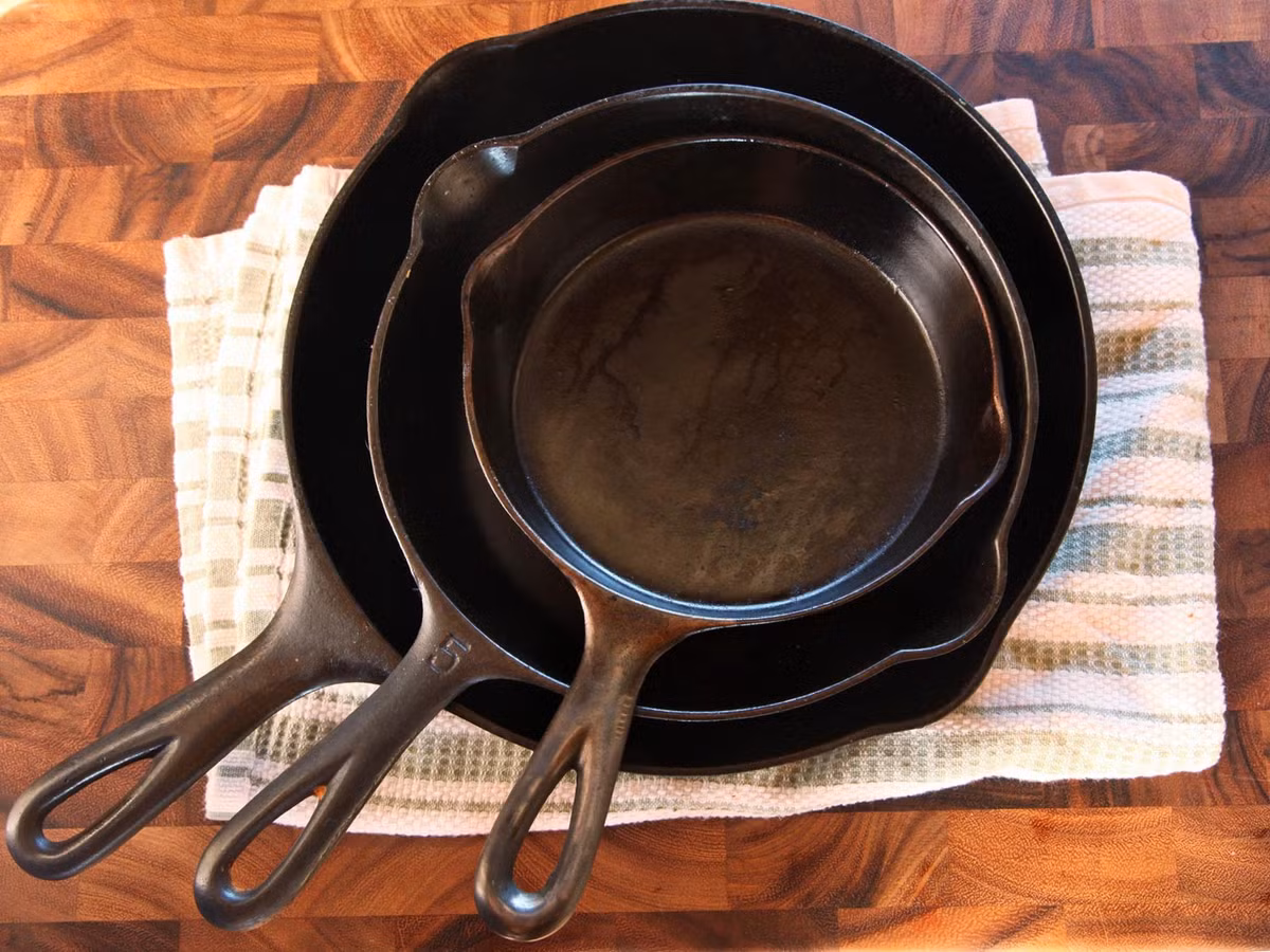 Tránh khói độc. Một trong những lợi ích khi sử dụng chảo gang là tránh được các hóa chất độc hại được tìm thấy trong chảo không dính. Bởi các lớp phủ chống thấp giữ thức ăn không bị dính nồi có thể chứa PFCs, một hóa chất làm tổn thương gan thận và gây ung thư. Ngoài gang thì đồ nấu nhôm cũng tương đối tốt cho sức khỏe.