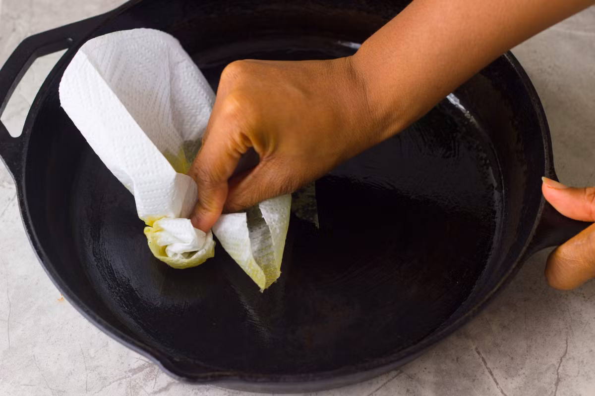 Tuổi thọ dài lâu. Gang sẽ ít bào mòn hơn sắt và nó sẽ không bị oxy hóa, dùng được lâu hơn. Chỉ cần bạn năng đánh chùi thì chảo gang thân thiện môi trường sẽ dùng được năm này qua năm khác.