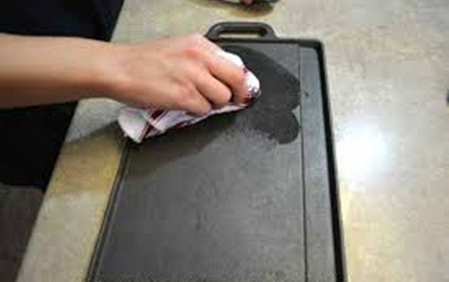 Dễ làm sạch. Một trong những lợi ích của chảo gang là nó dễ dàng làm sạch. Lớp xà phòng trên gang cũng dễ dàng để rửa sạch hơn các nguyên liệu khác. Hoặc không cần dùng xà phòng chùi rửa mà chỉ cần dội nước sôi là chảo gang đã sạch bóng.