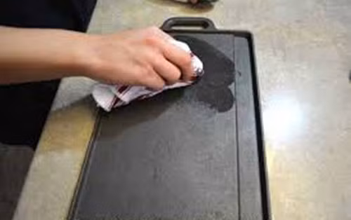 Dễ làm sạch. Một trong những lợi ích của chảo gang là nó dễ dàng làm sạch. Lớp xà phòng trên gang cũng dễ dàng để rửa sạch hơn các nguyên liệu khác. Hoặc không cần dùng xà phòng chùi rửa mà chỉ cần dội nước sôi là chảo gang đã sạch bóng.