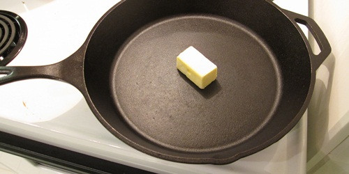 Phải dùng ít dầu hơn. Với chảo gang bạn có thể tiết kiệm được dầu và cắt giảm được những chất béo không mong muốn hại sức khỏe.