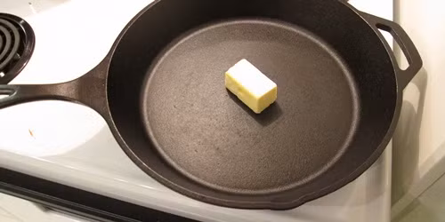 Phải dùng ít dầu hơn. Với chảo gang bạn có thể tiết kiệm được dầu và cắt giảm được những chất béo không mong muốn hại sức khỏe.